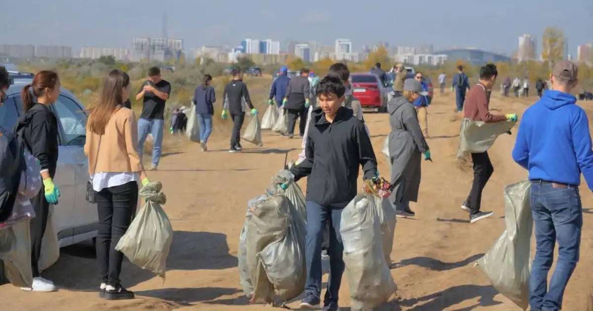 Астанада 100 мыңнан астам адам қалалық сенбілікке шықты