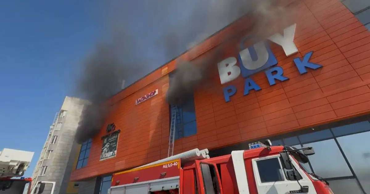 Шымкентте сауда ойын-сауық орталығы өртенді (ФОТО)