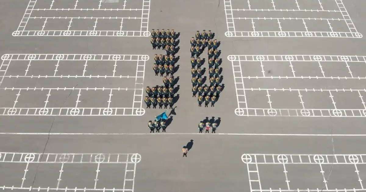 Ұлттық ұланның әскери қызметшілері «30» санын бейнелеп сап түзеді