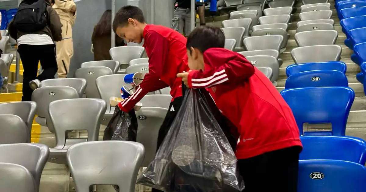 Елордалық дербиден кейін жас футболшылар стадионды тазалады