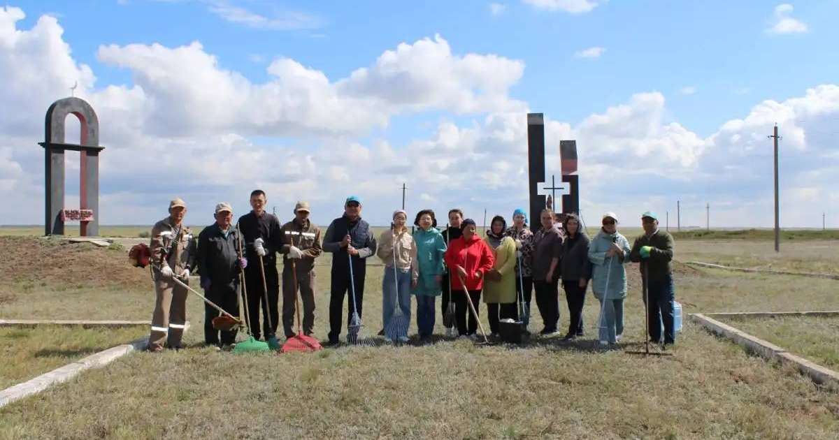 «Таза Қазақстан»: Астанада «АЛЖИР» тұтқындары жерленген жер қоқыстан тазартылды