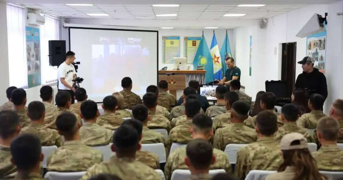 Әскердегі сарбаздар мектептегі ұстаздары және оқушылармен тілдесті