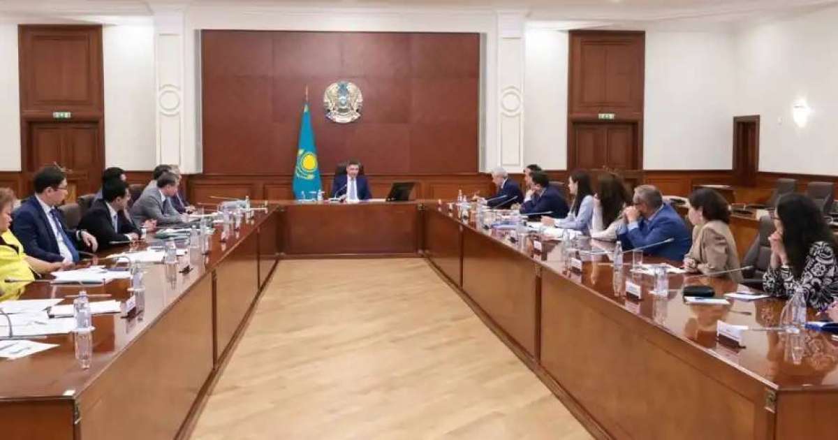 Олжас Бектенов сарапшылармен экономиканың даму мәселелерін талқылады