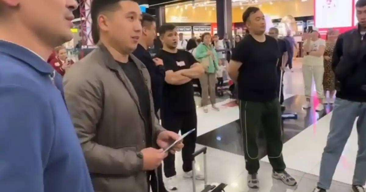 Ұлттық ұланның ерлер хоры Шереметьевода Абайдың әнін шырқады