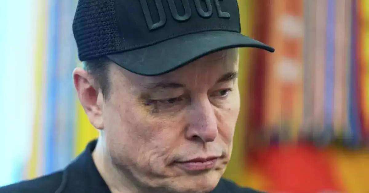 Илон Маск Ақ үйде шенеунікпен төбелесіп, көзін көгертті