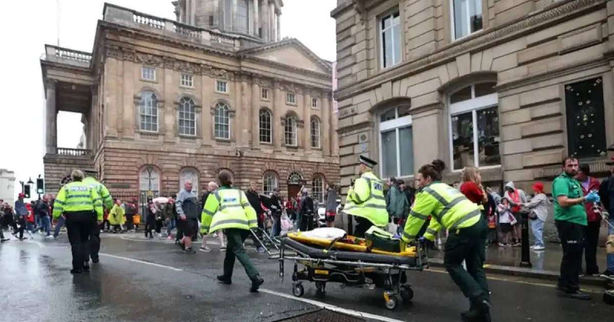 Ливерпульде футбол жанкүйерлерін көлік басып кетті