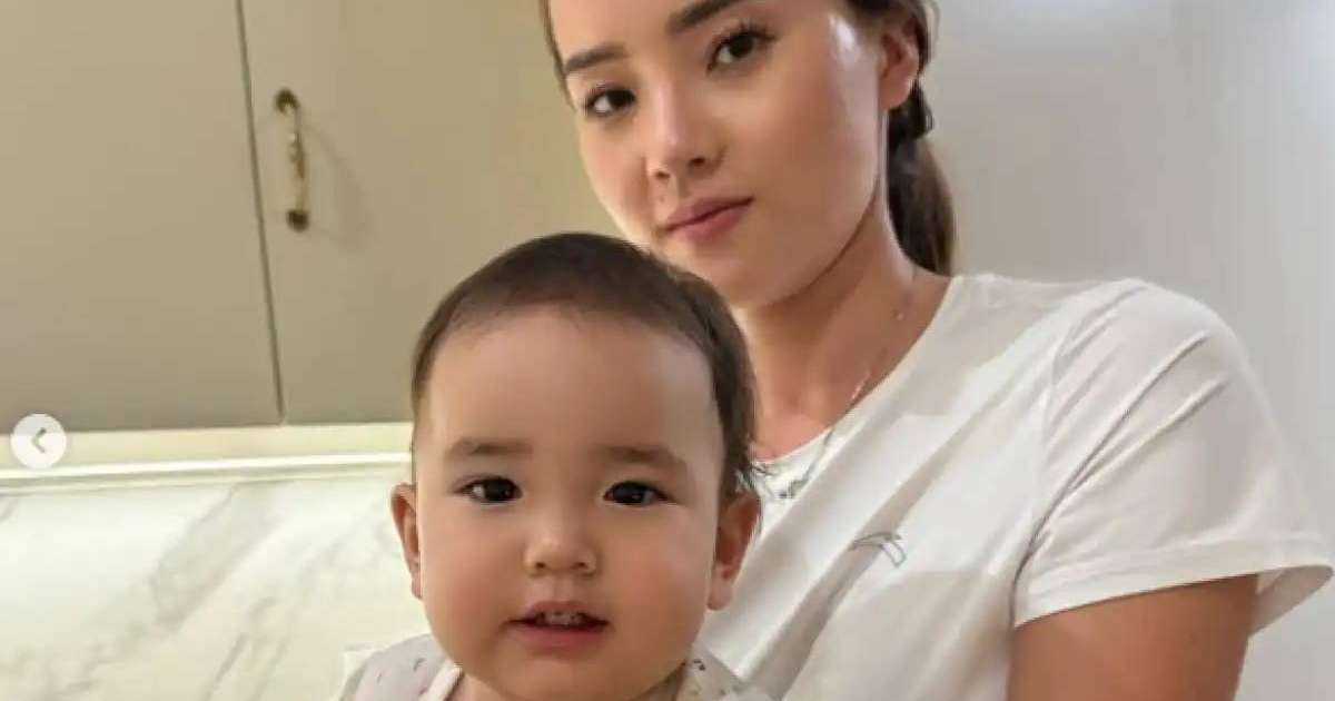 «Қыздарым»: Баян Алагөзова желіге қыздарының суретін салып, оқырманын тәнті етті