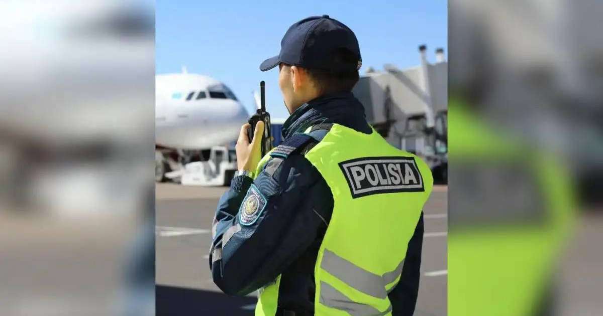 Көлік полицейлері тәртіп бұзған екі жолаушыны әуе рейсінен түсірді