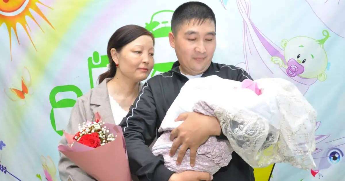 «Аңсаған сәби» бағдарламасының көмегімен дүниеге келген сәбилер мен ата-аналары бас қосты