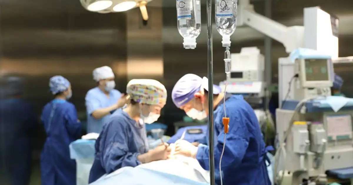 Астанада нейрохирургтар үш айлық сәбидің миынан үлкен ісікті алып тастады