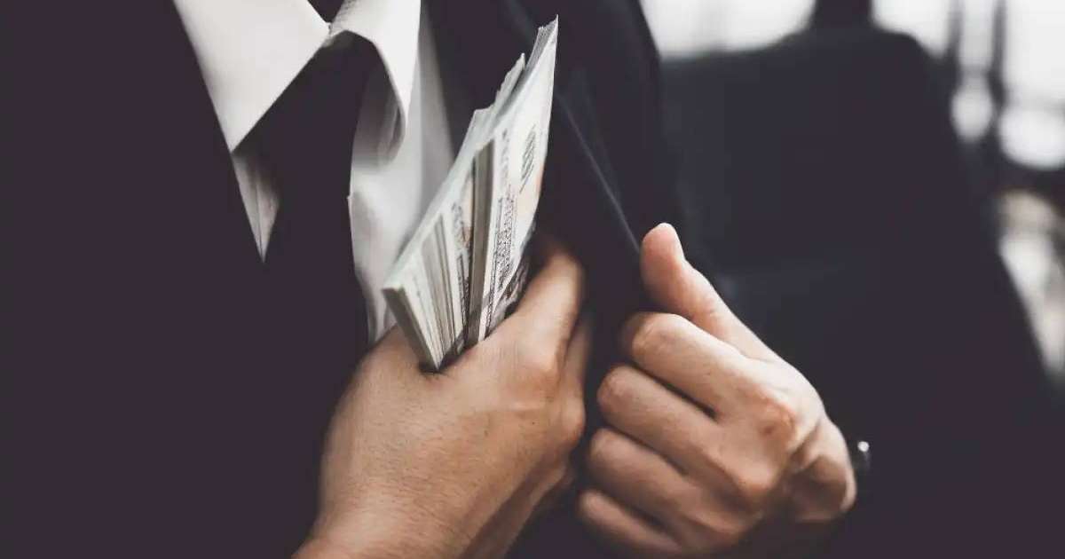 Астанада сот орындаушылар өндіріп алушылардың ақшасын жымқырған