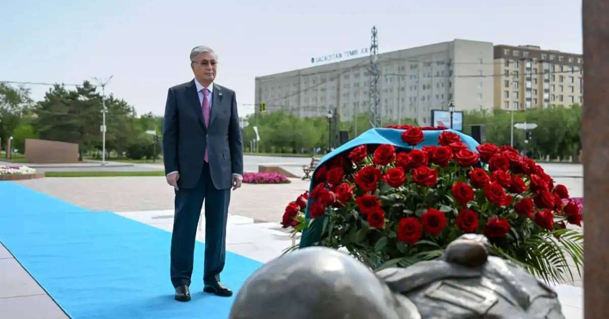 Президент Әлия Молдағұлованың мемориалдық ескерткіш кешеніне гүл шоғын қойды