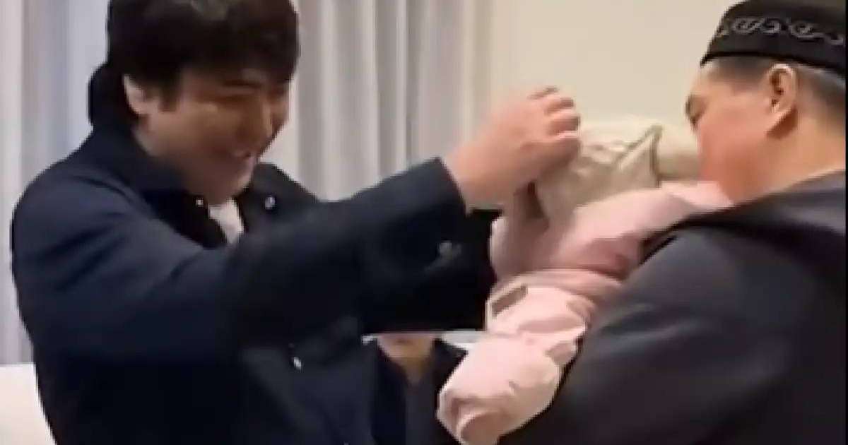 «Мейрамбекке ұқсайды»: әншінің кенже қызы елді сүйсінтті