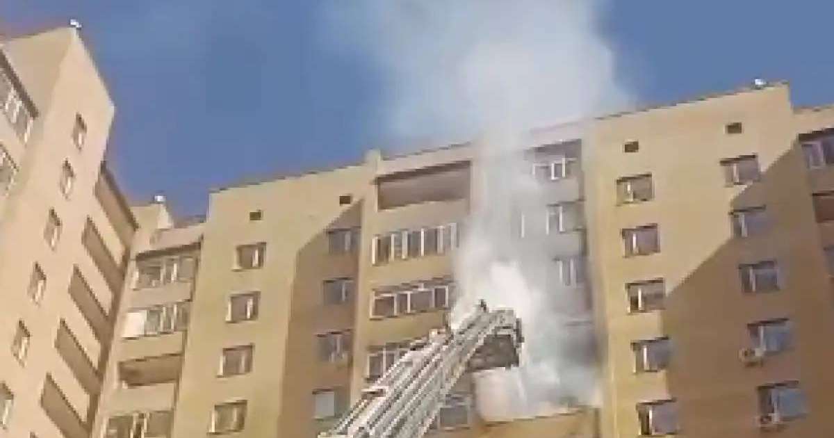 Астанада көпқабатты тұрғын үйден өрт шықты (ВИДЕО)