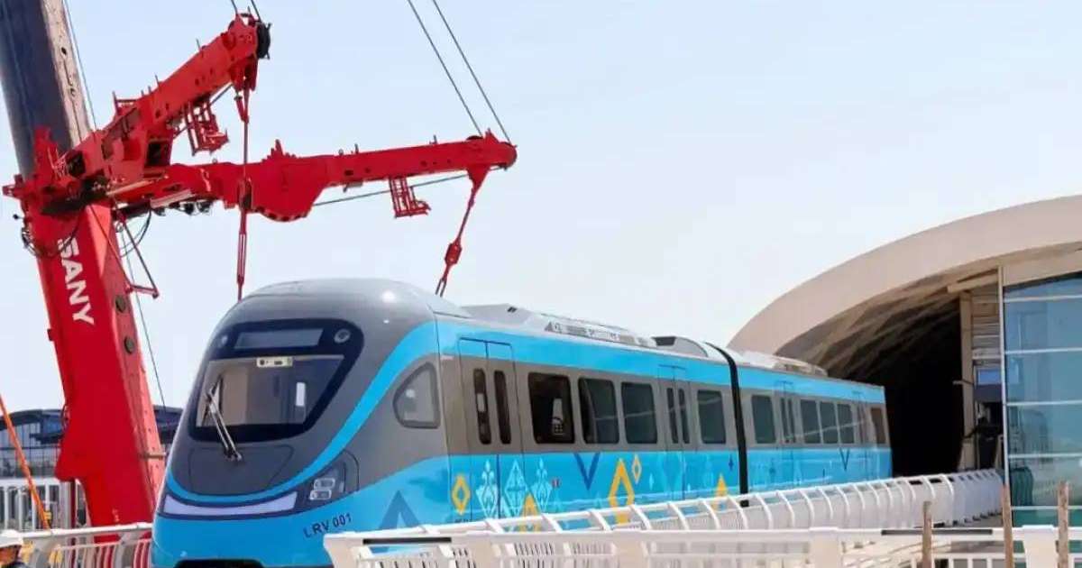 Елордада белгісіз біреулер LRT вагондарына сурет салып кеткен: тергеу басталды