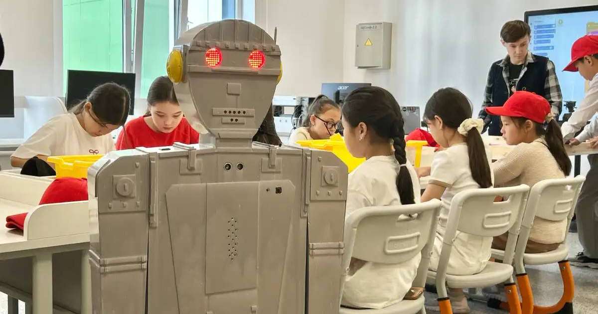 Темірбек есімді робот Астанадағы мектеп лагеріне келді