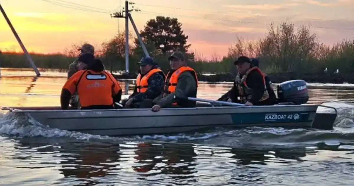 «Жыл сайын су басады»: СҚО әкімі тасқын астында қалған ауылды қайықпен аралап, дронға түсірді