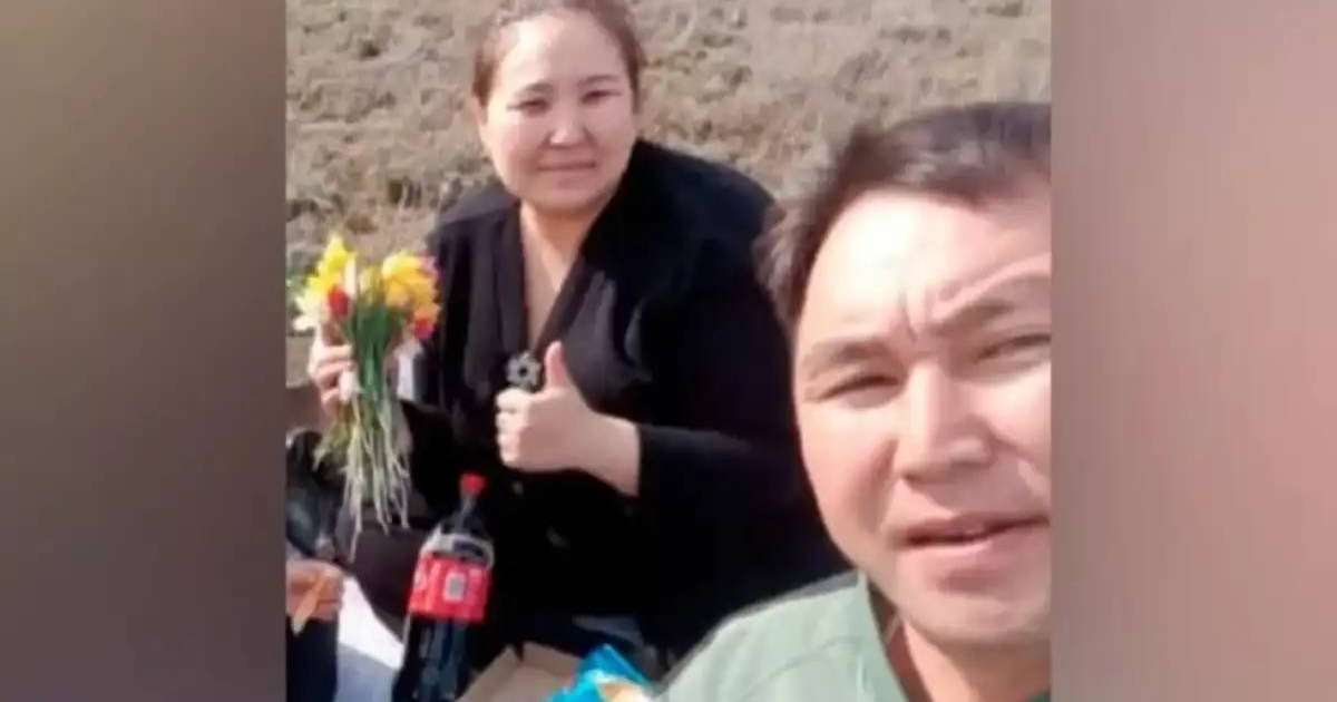 Ақтөбеде қызғалдақпен фотоға түскен ауыл әкімінің әрекеті тексеріліп жатыр