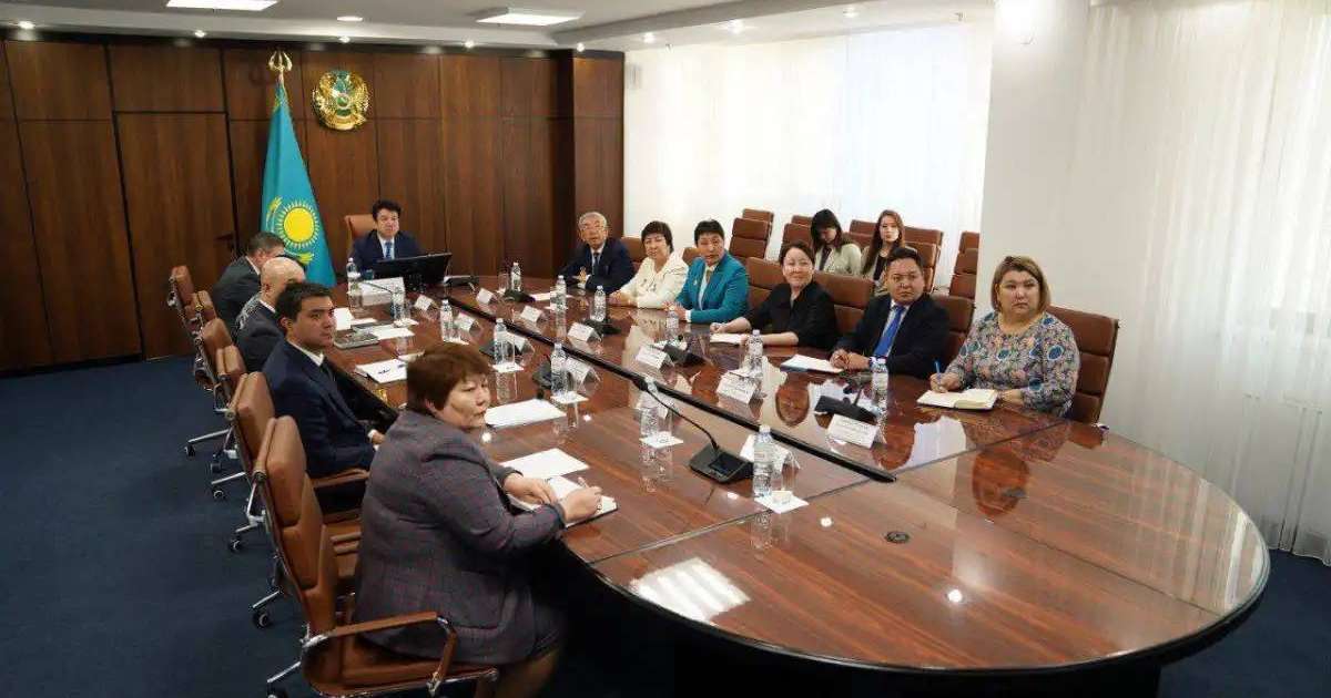 Оқу-ағарту министрі педагог-шеберлермен кездесті