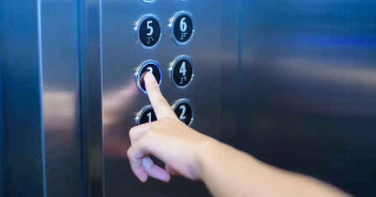 Eлордалық тұрғын лифтте қалып қойды