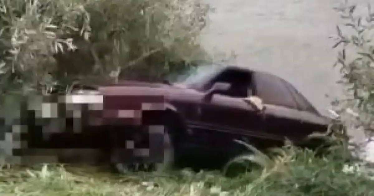 Құтқарушылар Есіл өзеніне түсіп кеткен көлікті алып шықты (ВИДЕО)