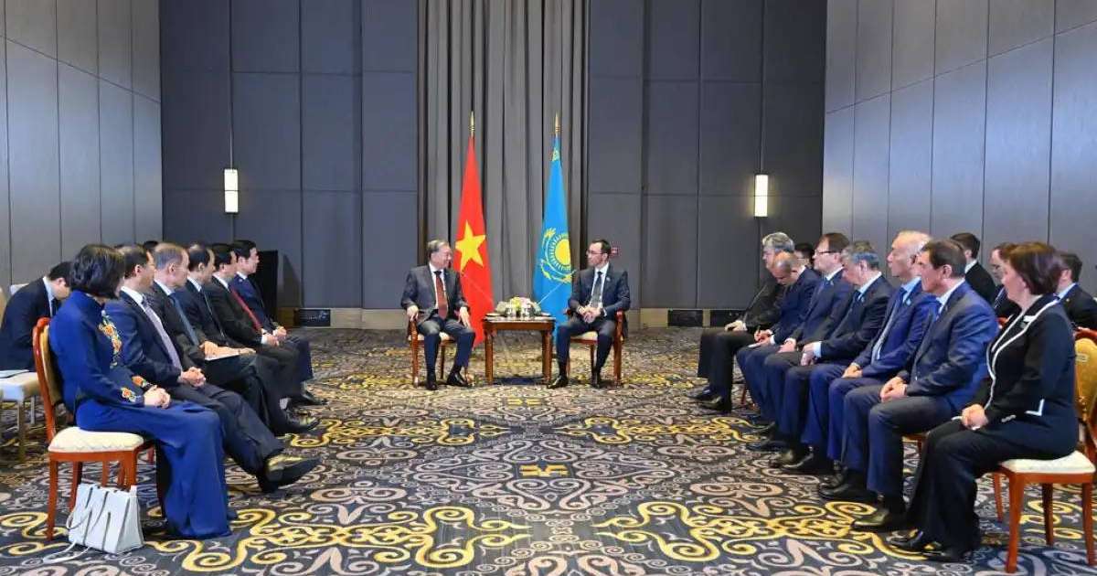 Мәулен Әшімбаев Вьетнам Коммунистік партиясы Орталық комитетінің бас хатшысымен кездесті