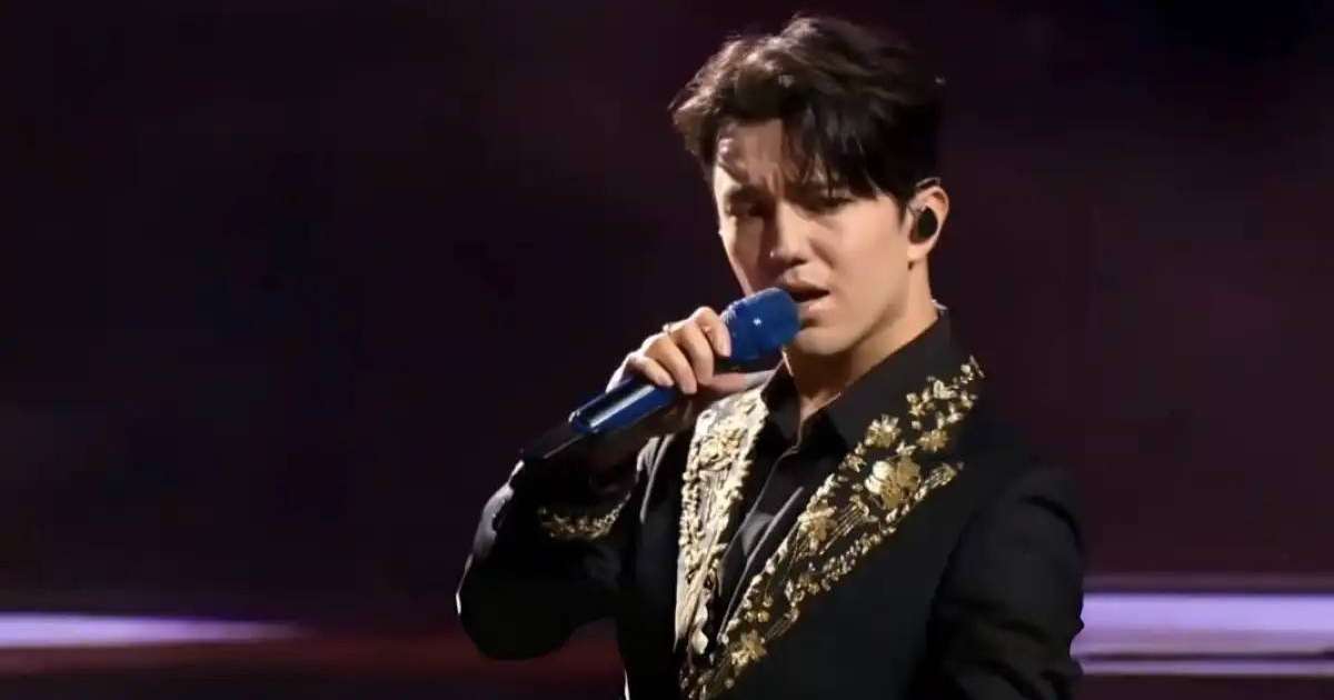 Димаш Құдайберген Шанхай халықаралық кинофестивалінің жабылу салтанатында өнер көрсетті