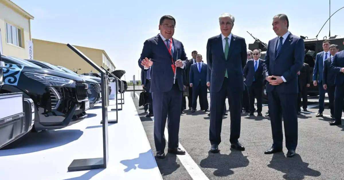 Тоқаев пен Бердімұхамедов өнеркәсіп көрмесін аралап көрді