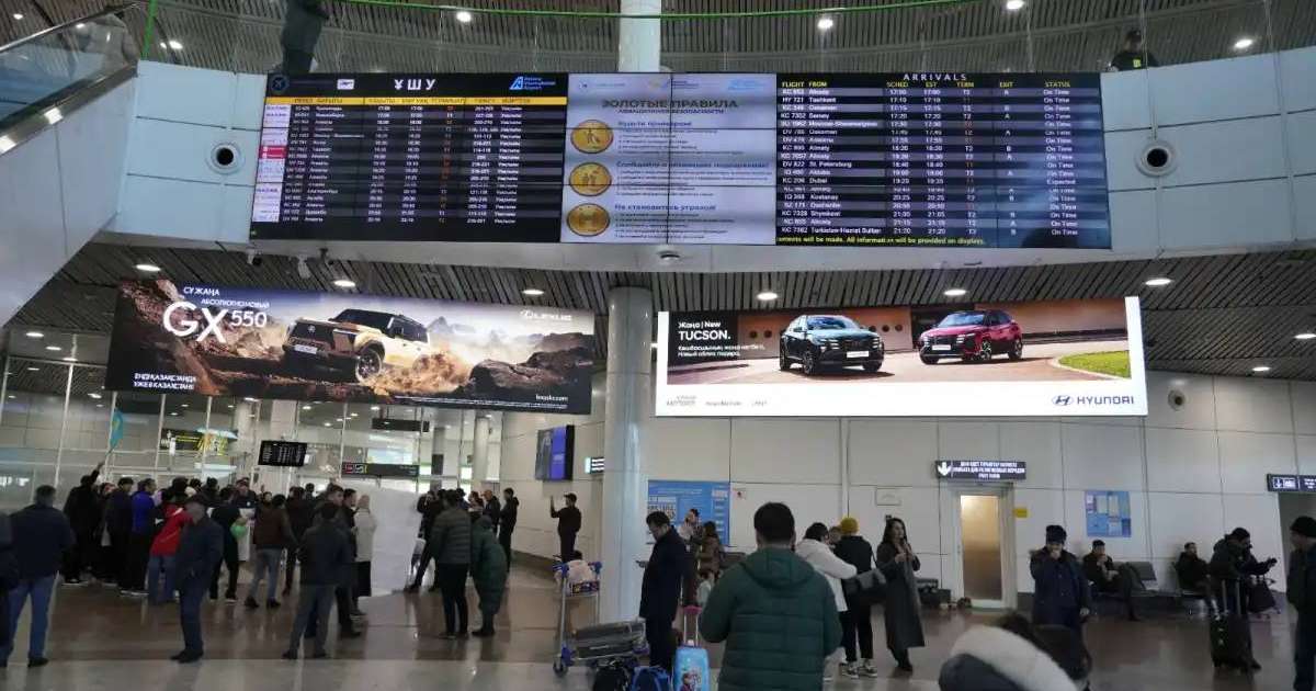 Елордада ұшаққа кешігіп келіп, полицейге тіл тигізген жолаушы сотталды