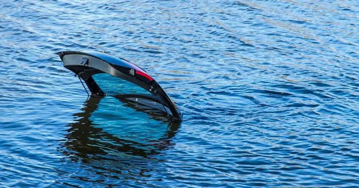 Ақтөбеде атасы мен немересі көлікпен бірге суға батып кетті