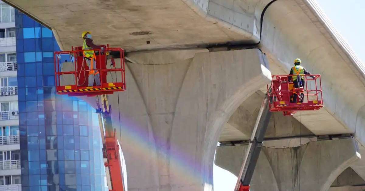 Елордада LRT эстакадасының тіректерін бояу жұмыстары жүріп жатыр