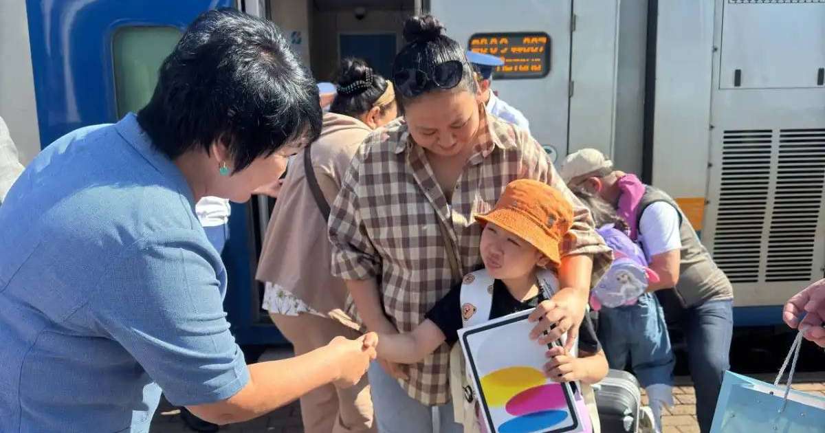 Елорда вокзалында бес миллионыншы жолаушыны салтанатты түрде қарсы алды