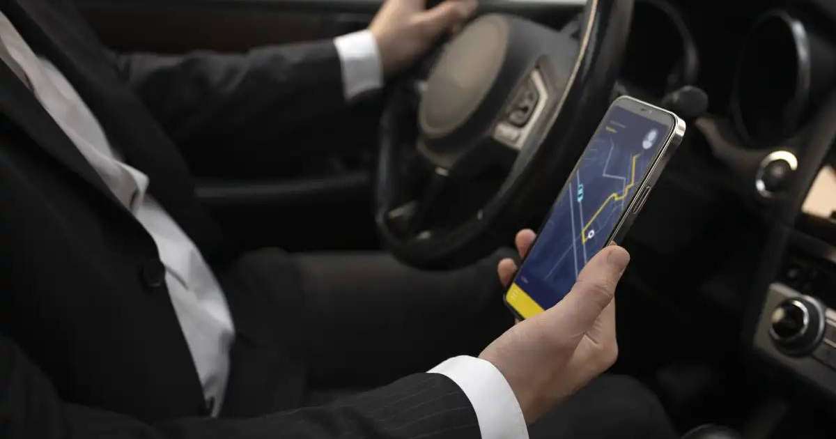 Астанада такси жүргізушісі жолаушы қызды көліктен шығармай қойған