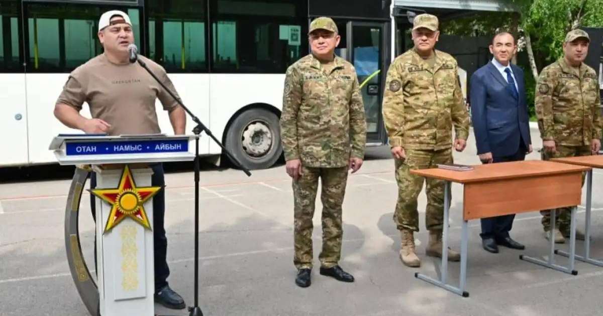 Әнші Ибрагим Ескендір мен алып күш иесі Тимур Спатаев әскери форма киді