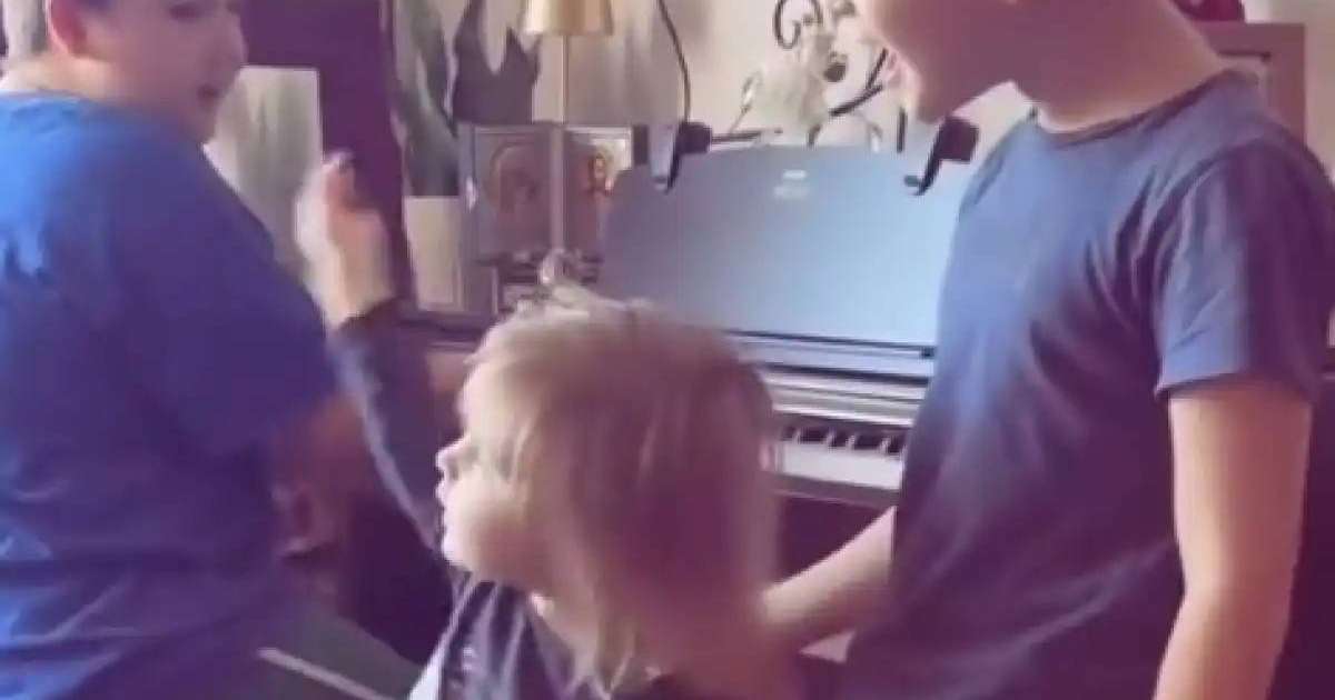 «Тау ішінде» әнін Сербиялық фанаттар орындап, желідегілерді тәнті етті