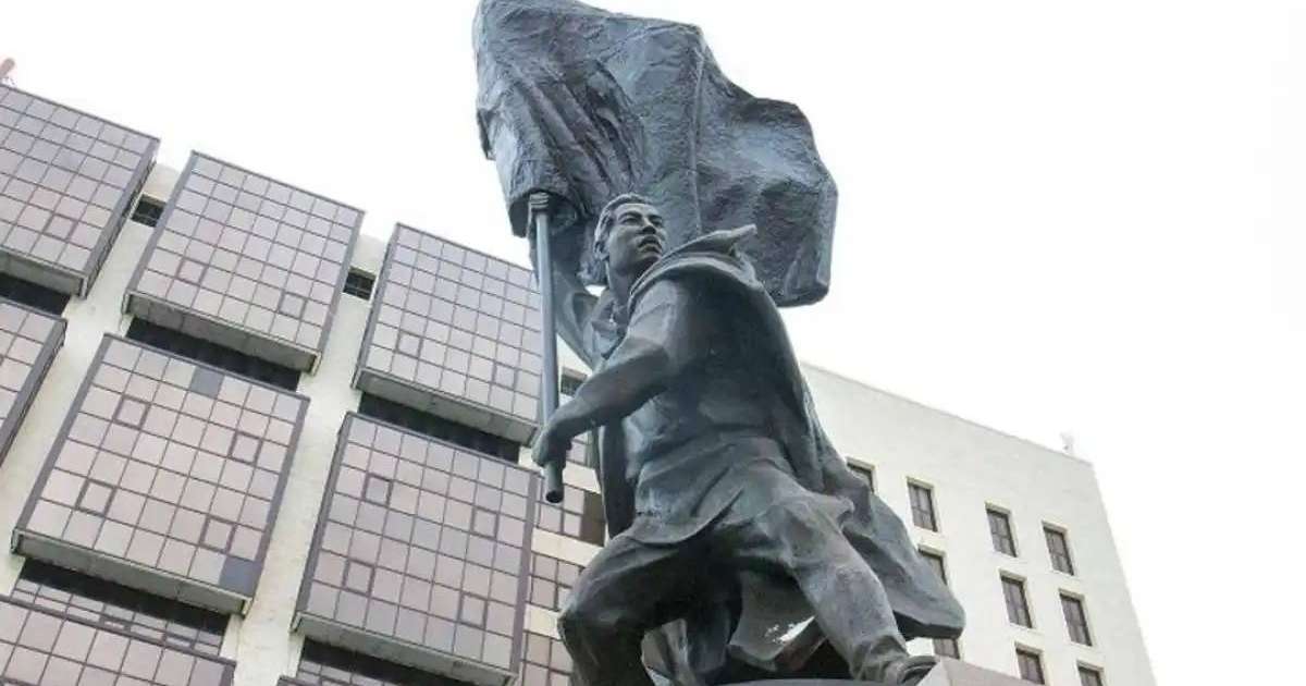 Астанада Ұлы Отан соғысының батырларына арналған ескерткіштер аумағында сенбілік өтті