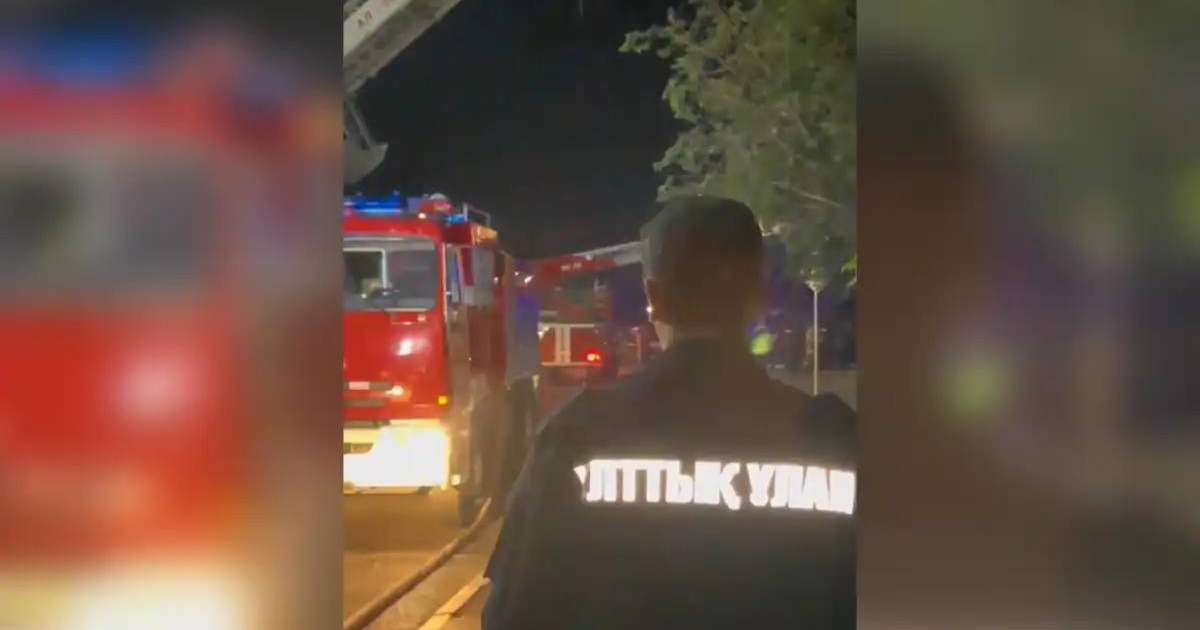 Ұландықтар жанып жатқан үйден тұрғындарды құтқарды