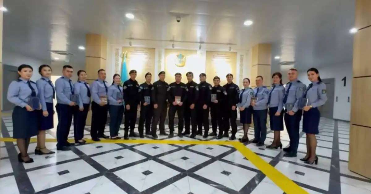 Тәлімгер полицейлер жас әріптестеріне кітап тарту етті