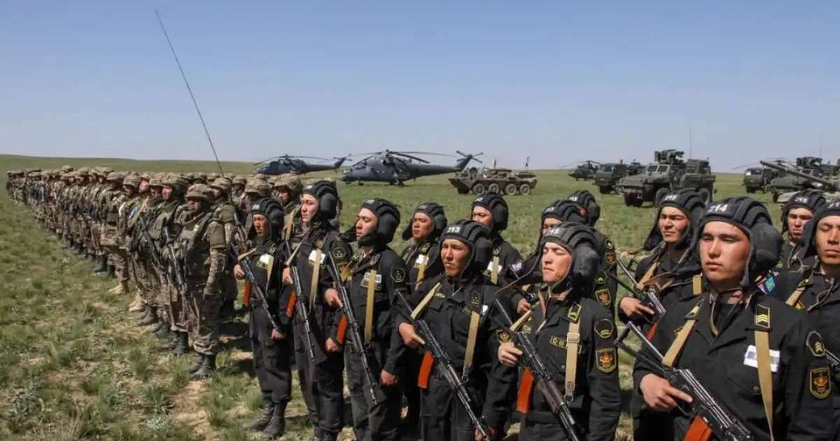 Қорғаныс министрі құрлық әскерлерінің әскери қызметшілерін құттықтады