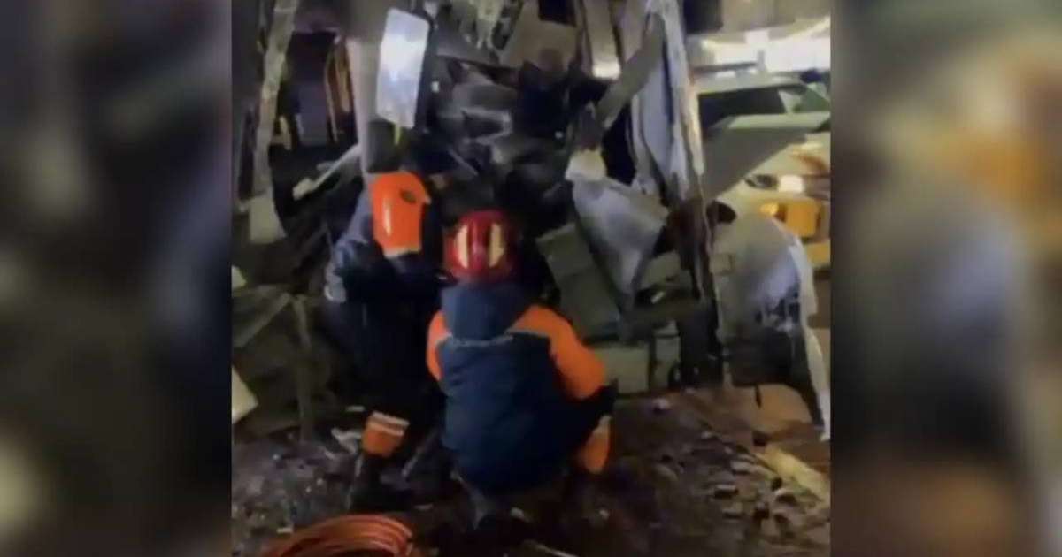 Елордада автобус бағанаға соғылып, жантүршігерлік апат болды