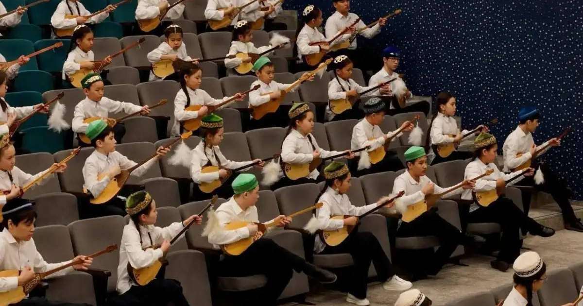 «Күй күмбірі» челленджі: Астанада 300 жас музыкант әйгілі күйлерді орындады