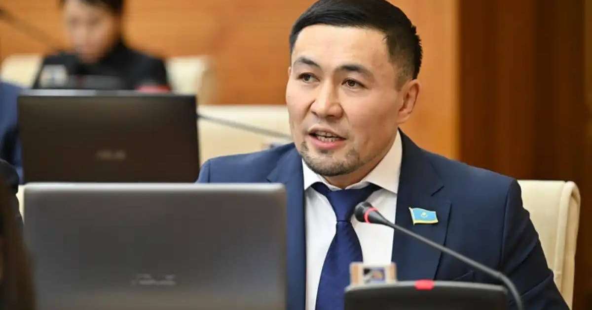 «Күтпеген депутаттық сауал»: Ардақ Назаров Мәжіліс отырысында анасын туған күнімен құттықтады