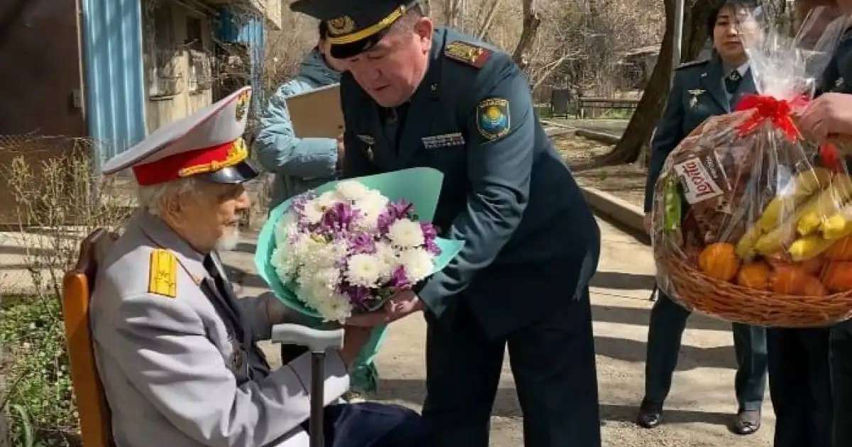Ұландықтар 101 жастағы соғыс ардагеріне құрмет көрсетті
