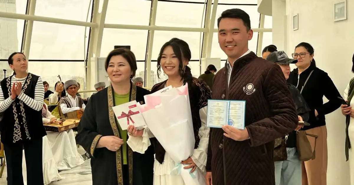 Астанада жас жұптар «Бәйтеректе» некелерін қиды