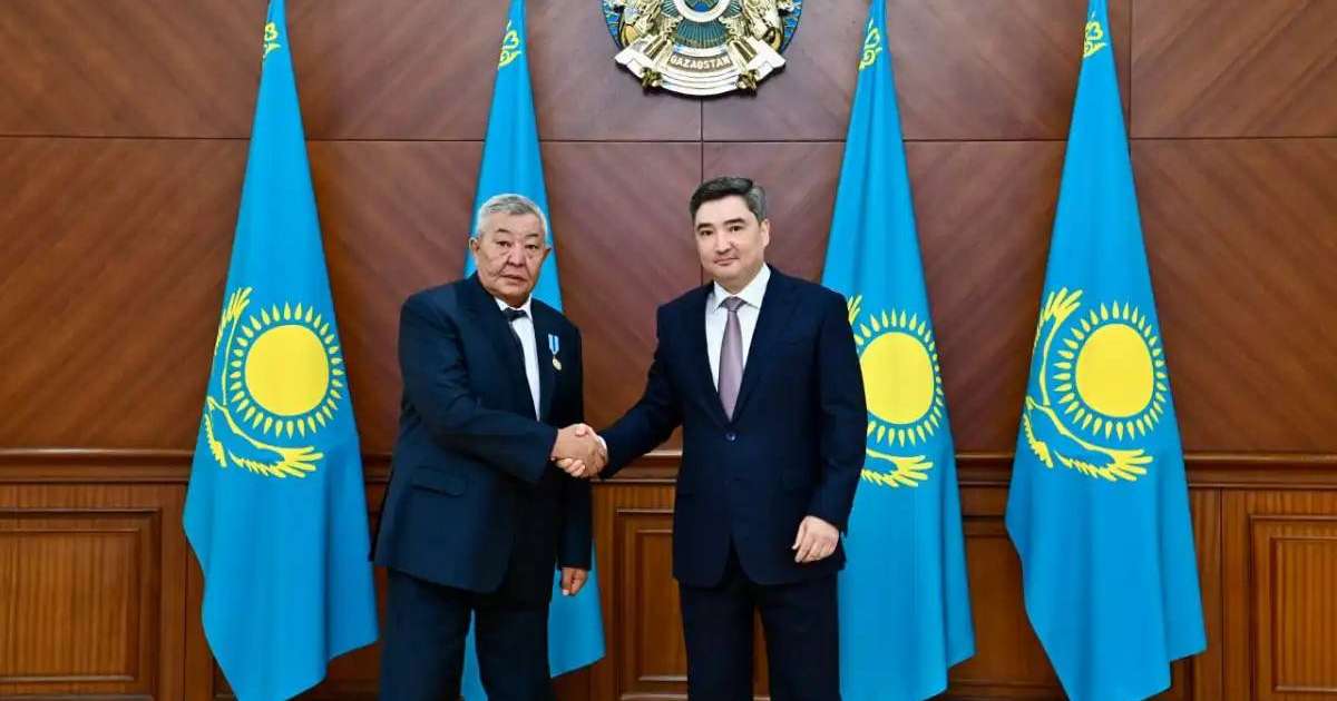Олжас Бектенов құрылыс саласының қызметкерлерін марапаттады