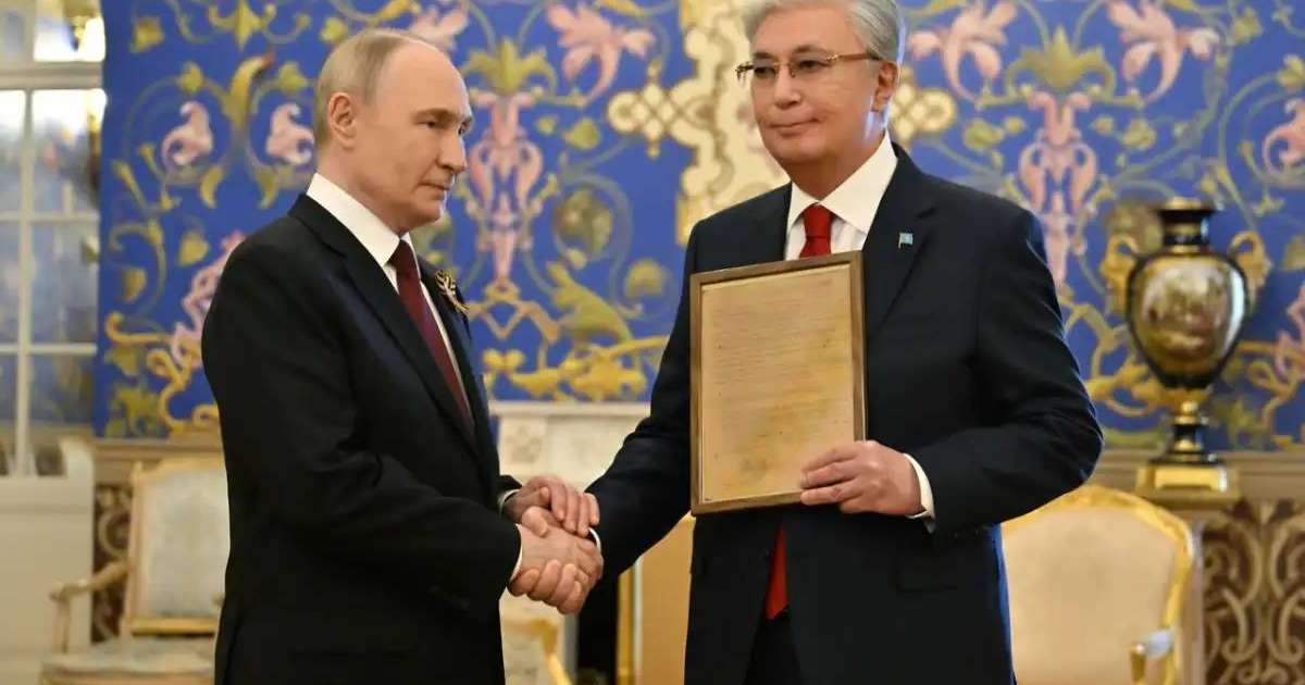 Владимир Путин Қазақстан Президентінің әкесі Кемел Тоқаевты марапаттау парағын табыстады