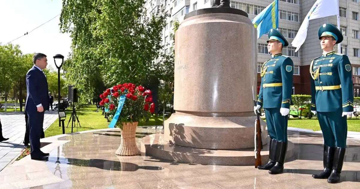 Олжас Бектенов Талғат Бигелдиновтің ескерткішіне гүл шоқтарын қойды