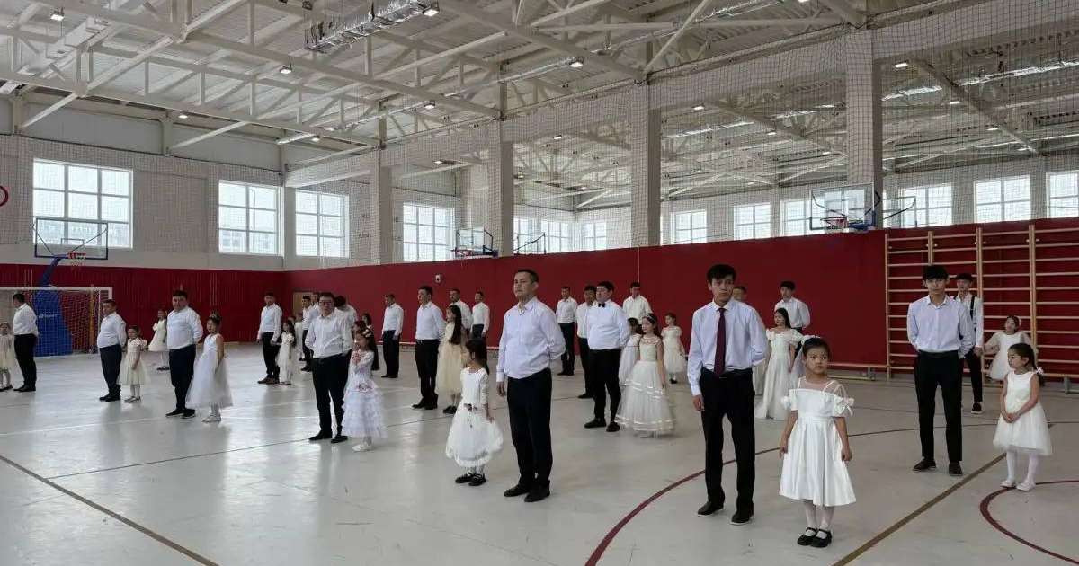 Қыздарымен бірге билеген 50 елордалық әке жұртты сүйсінтті