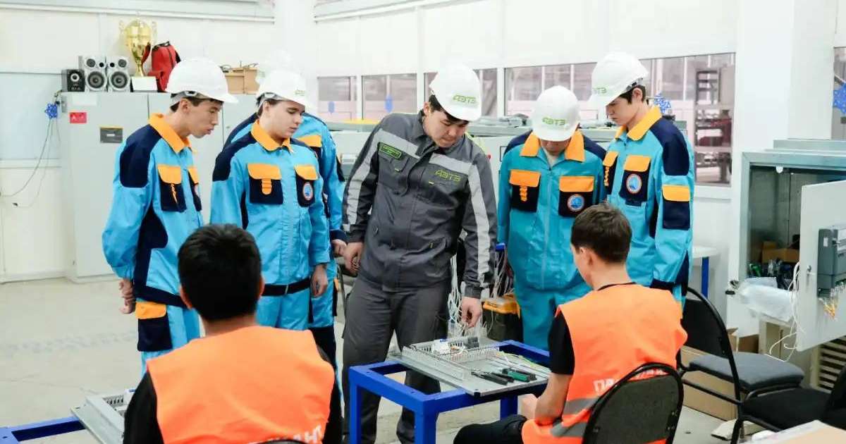 Кәсіпке алғашқы қадам: Астанада колледж студенттері зауыт жұмысымен танысты