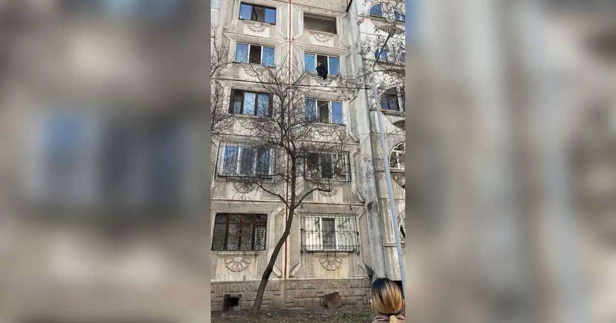 Алматыда ұландық офицер әйелді ажалдан құтқарды